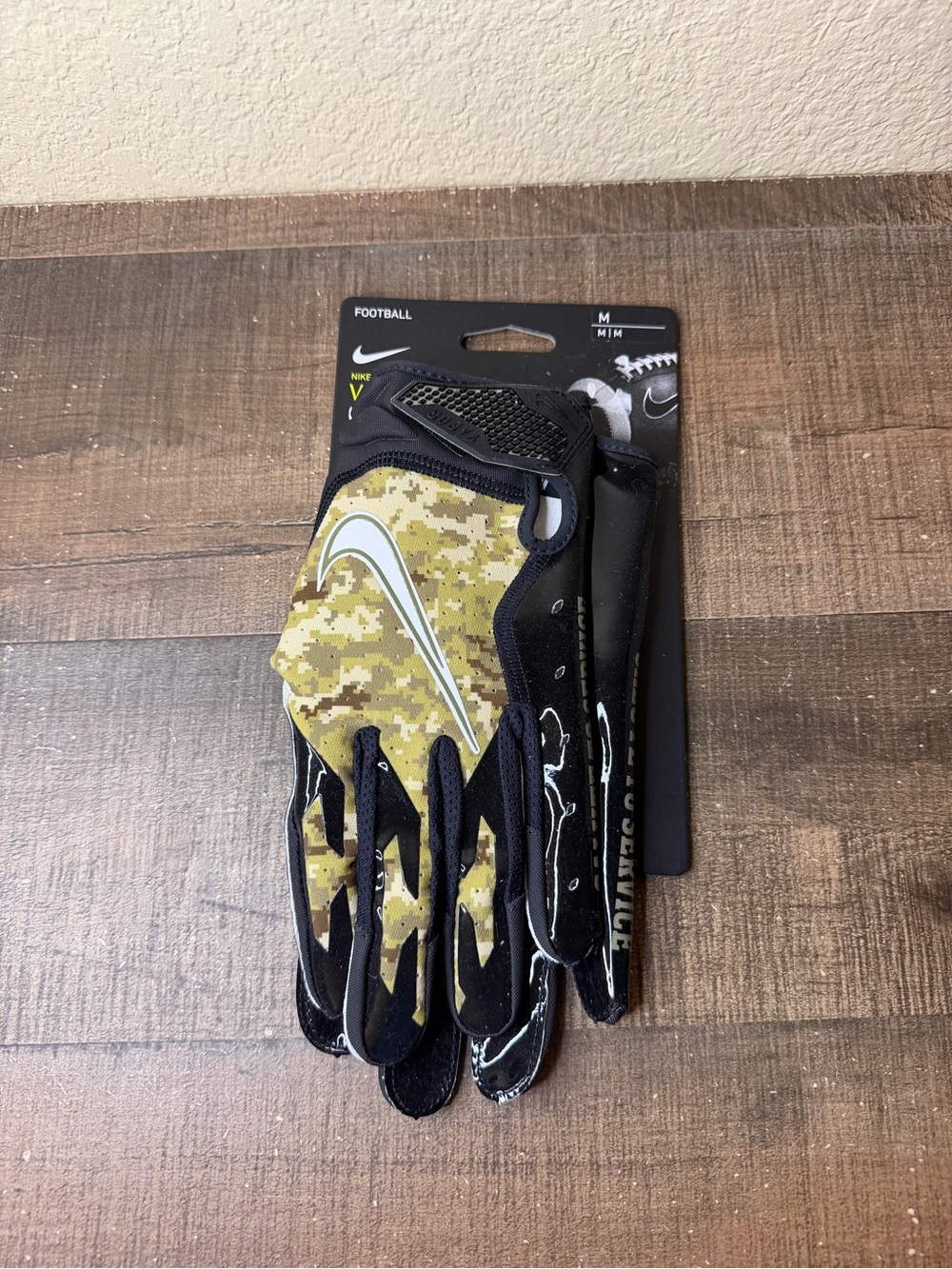 Nike Vapor Jet Football Gloves “NFL Salute to Service”
- Size M Men.